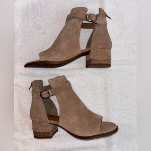 Chelsea & Violet Suede Shoes NWOT Womens 9 LOTS OF PERSONALITY AND DETAILS